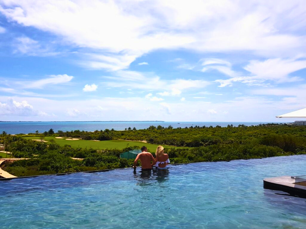 Infinity pool at the rooftop terrace of a luxurious resort in cancun