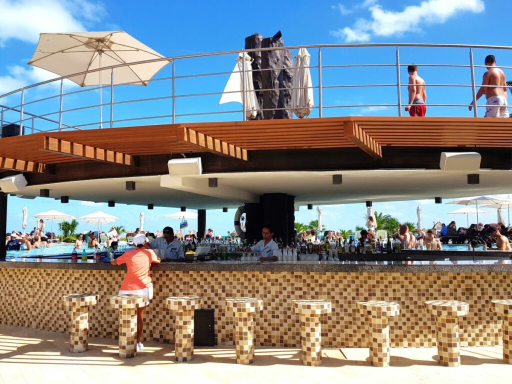 Dreams Playa Mujeres pool bar
