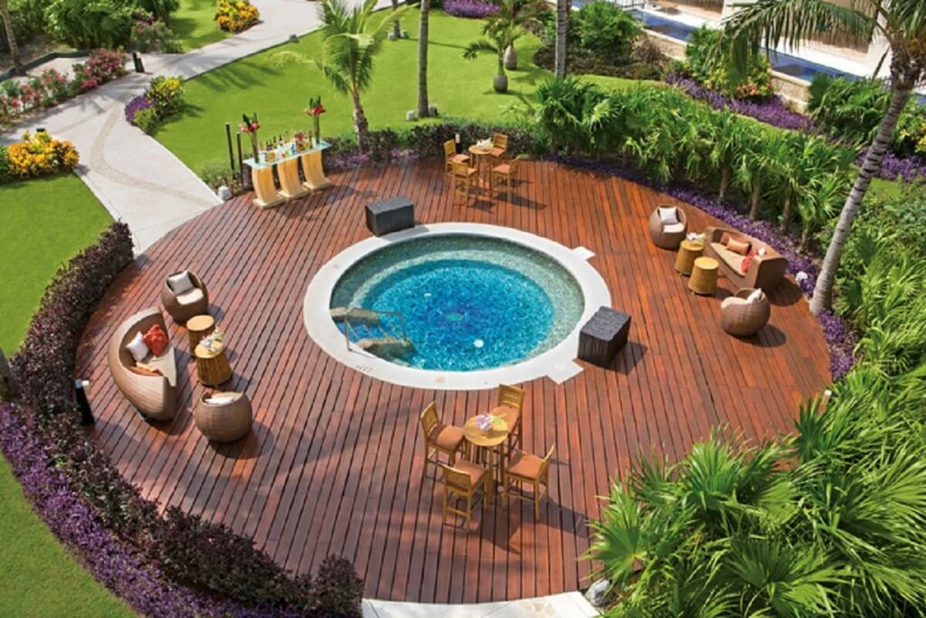 Jacuzzi area for cocktails at the dreams riviera cancun