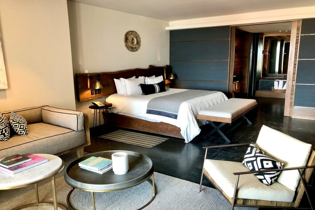 Suite with living room and bathroom at the back