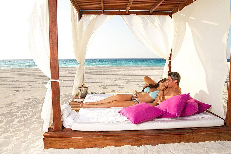 couple on a bali bed at the cancun beach