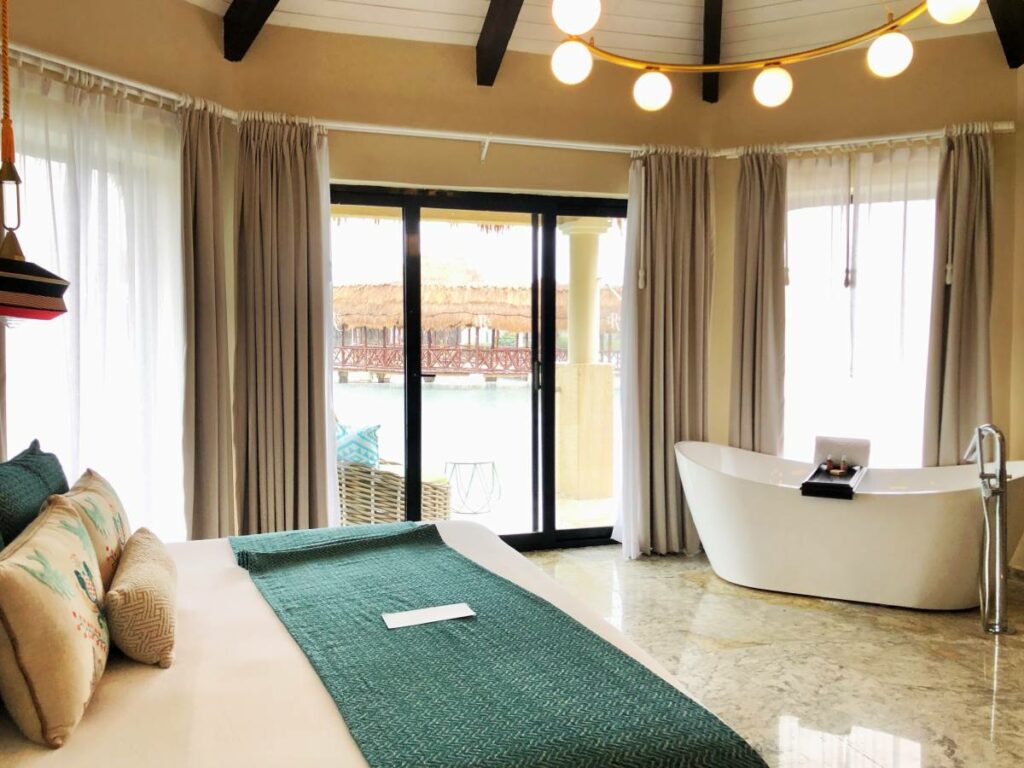 Romantic bungalow overlooking the water with a bathtub